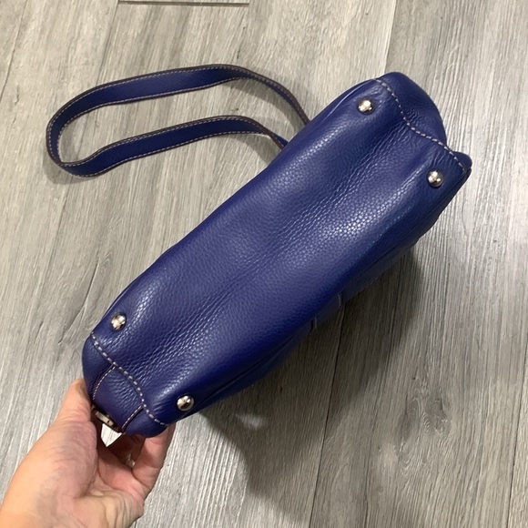 Tignanello Royal Blue Cross Body Leather Handbag w/lots of pockets inside & out - Picture 3 of 13